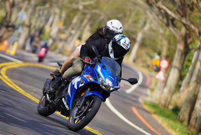 王姓男子昨天下午騎車載著小女友到139線彎道處過彎，帥氣身影被追焦好手記錄下來。（陳姓網友提供／謝瓊雲彰化傳真）