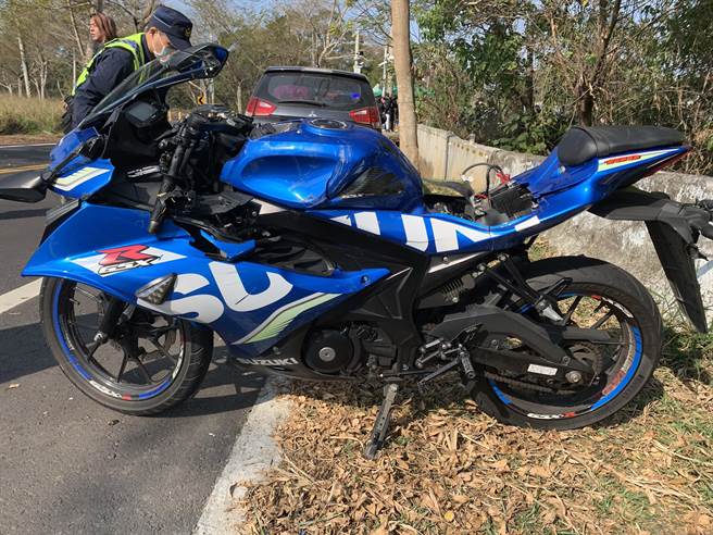 王男騎的亮藍色白牌檔車失控滑向對向與迎面而來的轎車擦撞，轎車車頭毀損，機車也嚴重損傷，幸機車騎士和乘客兩人僅受到輕傷。（民眾提供／謝瓊雲彰化傳真）