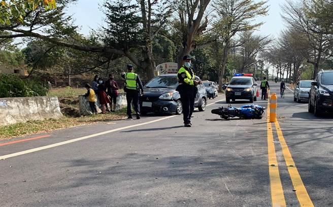 王男騎的亮藍色白牌檔車失控滑向對向與迎面而來的轎車擦撞，轎車車頭毀損，機車也嚴重損傷，幸機車騎士和乘客兩人僅受到輕傷。（民眾提供／謝瓊雲彰化傳真）