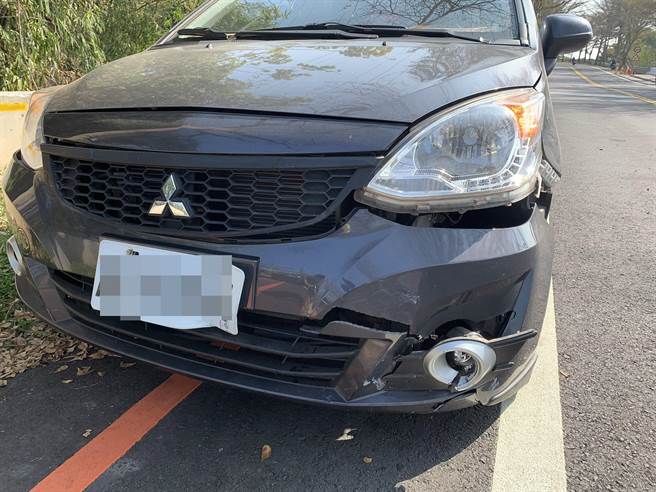 王男騎的亮藍色白牌檔車失控滑向對向與迎面而來的轎車擦撞，轎車車頭毀損，機車也嚴重損傷，幸機車騎士和乘客兩人僅受到輕傷。（民眾提供／謝瓊雲彰化傳真）