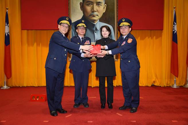台北市副市长黄珊珊（右二）1日主持北市警察局卸、新任分局长、大队长联合布达交接典礼。（台北市政府提供／张立勋台北传真）