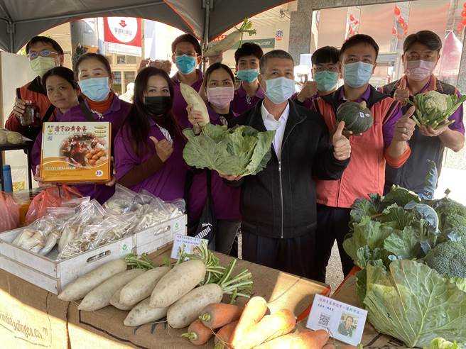 「青农市集呷美食」活动，将从从2月4号开始，一连7天至2月10号，活动现场布置成年货大街的模样，高挂的灯笼，红通通的灯饰，相当有过年气氛。(吴建辉摄)