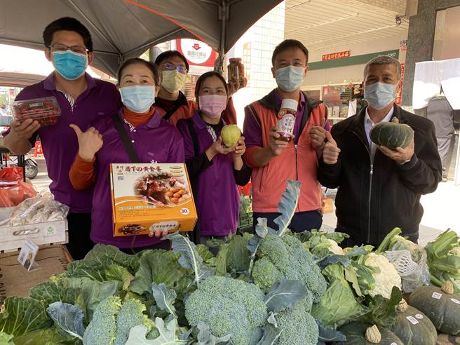 市集所贩售的蔬果，都是现採现卖，都拥有产销履歷认证，新鲜健康，产地价格又便宜，像是青花菜一颗才40元、高丽菜65元、袖珍菇一包也只要50元。(吴建辉摄)