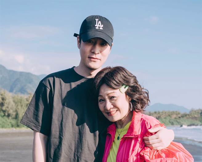 比莉（右）環島拍攝影集《媽，別鬧了》，有帥兒周湯豪陪伴。（草舍文化提供)