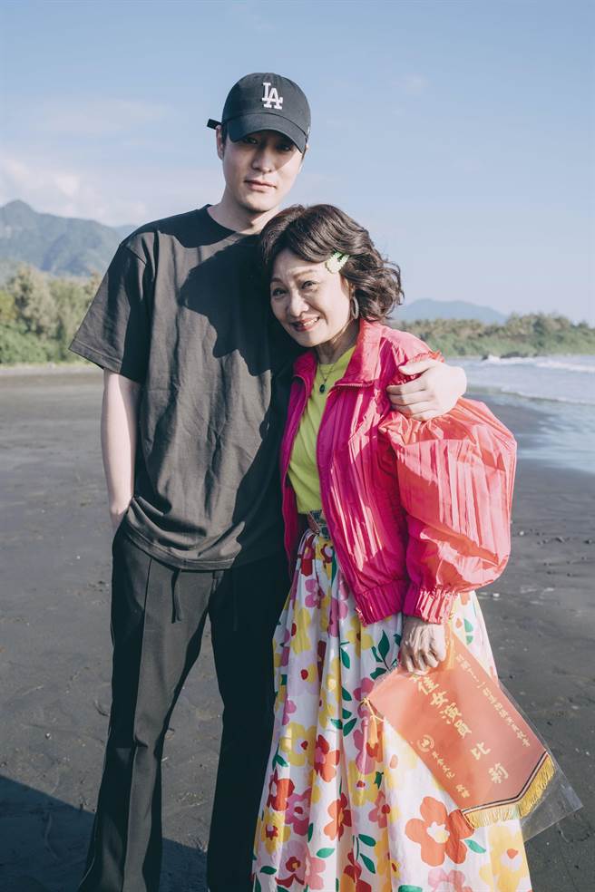 比莉（右）環島拍攝影集《媽，別鬧了》，有帥兒周湯豪陪伴。（草舍文化提供)