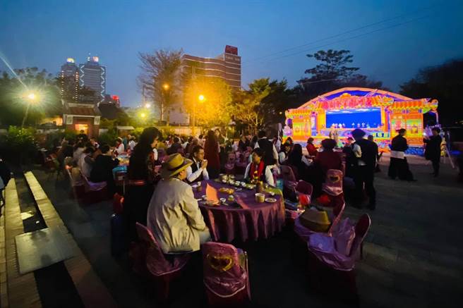 曾盛极一时的布袋戏角色史艷文、刘三、哈麦二齿、藏镜人纷纷登场演出。（中华华人茶文化协会提供／卢金足台中传真）