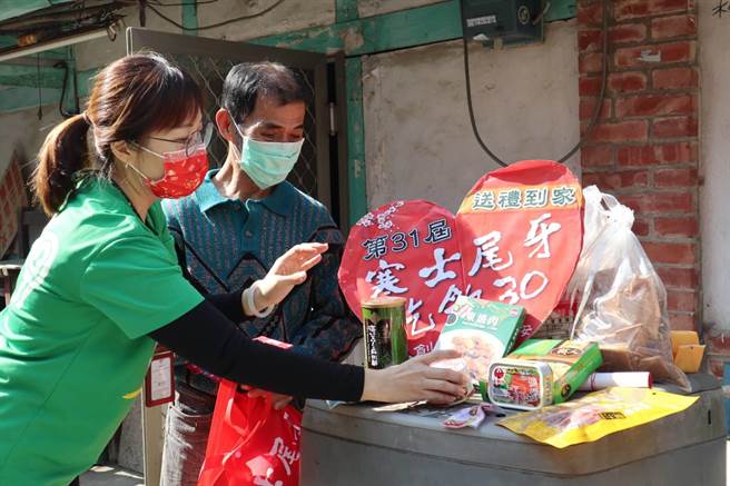 林大哥（右）说，很谢谢社会大眾的温暖，让他们母子俩平安好过年。（张毓翎摄）