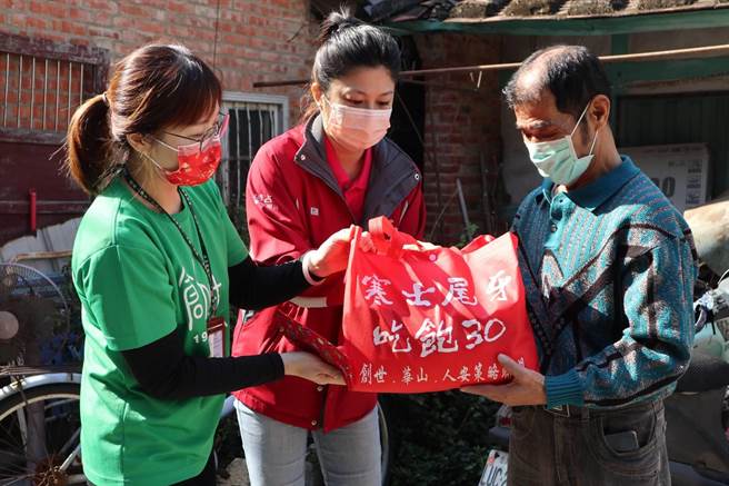 信吉电视台副总经理袁怡雯（中）担任送礼大使，送上红包和年礼。（张毓翎摄）