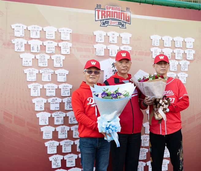 魏应充与「龙伯」与「龙爸」两位老龙迷合影。（味全龙提供）