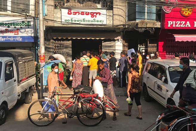 缅甸军方疑政变 仰光主要道路封锁超市现抢购潮。(图/路透)