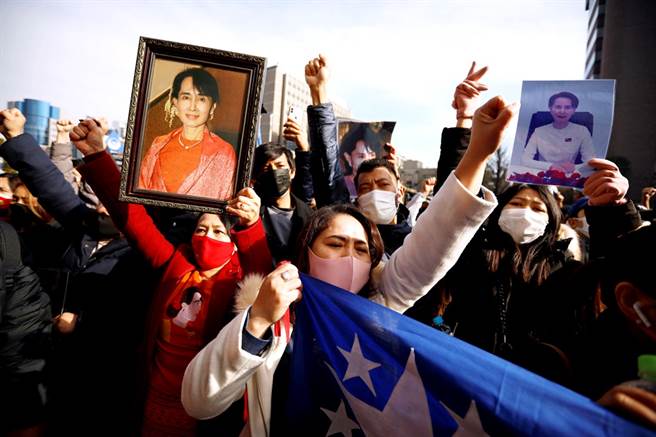 缅甸军方1日发动政变、羁押翁山苏姬，接下来将掌权一年，BBC痛批缅甸军方行事鲁莽，断言军方将遭遇公眾反弹。图为在日本的缅甸民眾抗议军方政变的画面。（图／路透社）