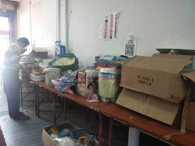 爱心义卖的物资都由民眾踊跃捐输，包含许多实用的锅碗瓢盆、水壶茶杯与家电用品等等，也有许多布偶。（议员服务处提供／谢琼云彰化传真）