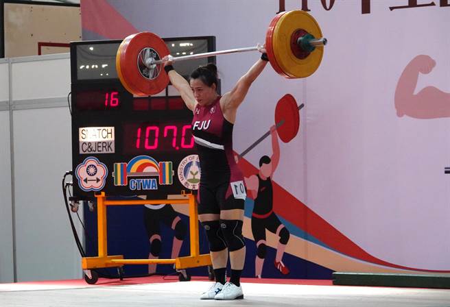 郭婞淳在青年杯小试身手，抓举107公斤改写全国纪录。（毛琬婷摄）