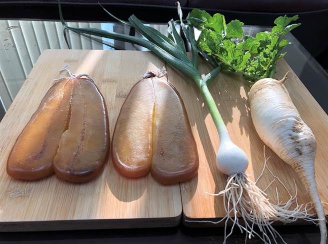 阳光下透亮的乌鱼子靠着一道道严谨工序，散发特殊香气。(图/东美文化提供)