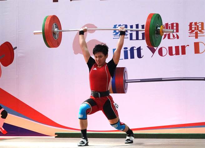 举重好手洪万庭。（毛琬婷摄）
