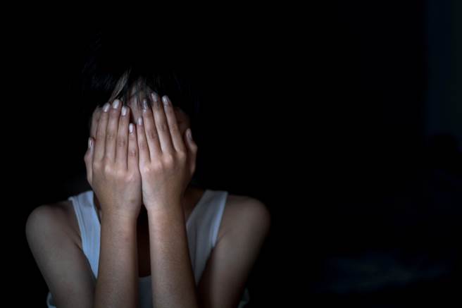 大陸杭州一名年僅23歲女子死亡，被人發現她生前慘遭親情勒索。（示意圖，達志影像/shutterstock）