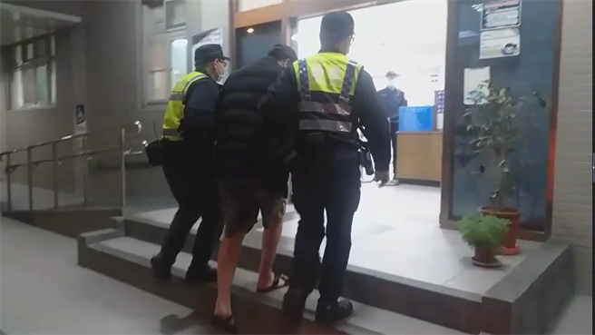 警方将张男带回派出所。(蔡依珍摄)