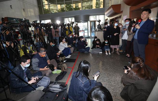 趙少康（右）1日出面受訪時，吸引眾多媒體關注未來動向。（劉宗龍攝）