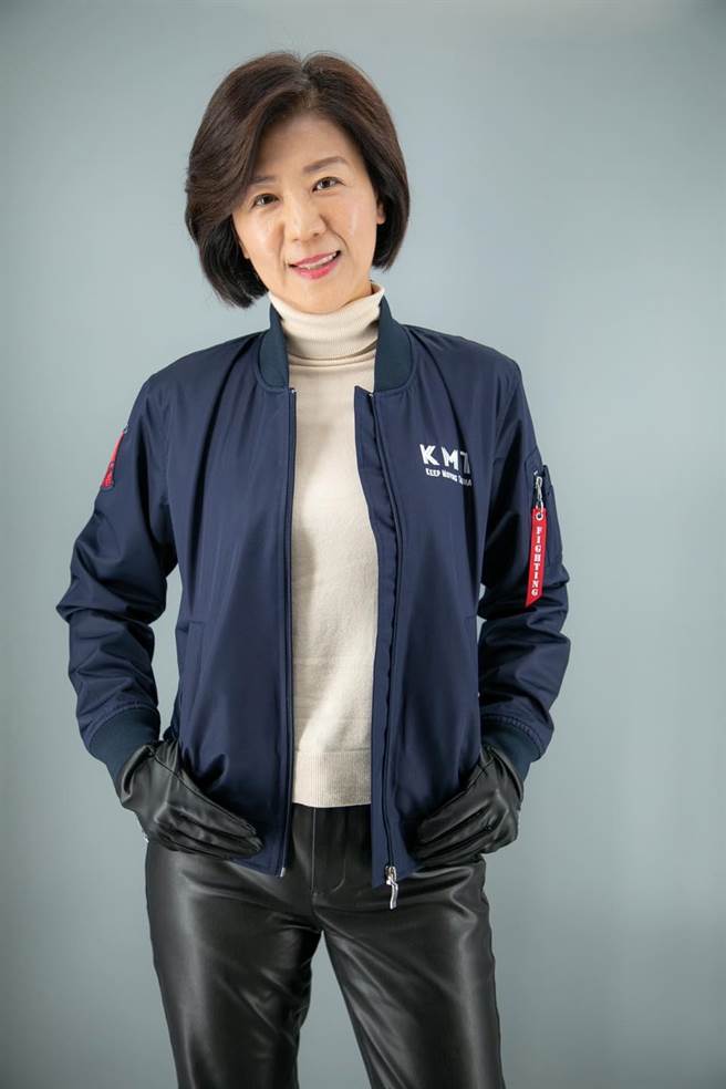 国民党飞行夹克由文传会主委王育敏当模特儿。（陈冠安提供）