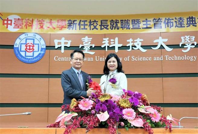 （中台科技大学1日举办第九任校长就职典礼，中台科大董事长李沛霖(左)，将印信交给新任校长陈锦杏(右)。图／中台科技提供）