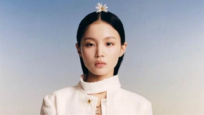 李遐怡近日再度於IG上曬出雜誌封面照辣秀好身材。（圖／IG@leehi_hi ）