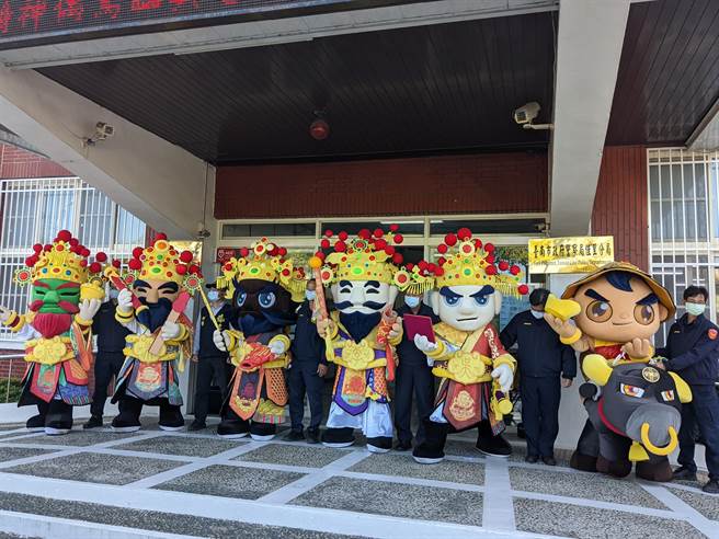 春安工作即將展開，佳里警方請來南鯤鯓代天府五府千歲神偶代言，「與神同行」護治安。（莊曜聰攝）