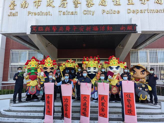春安工作即將展開，佳里警方請來南鯤鯓代天府五府千歲神偶代言，「與神同行」護治安。（莊曜聰攝）