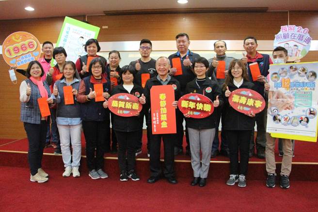 苗栗县14家老人福利机构为800位住民提供照护，苗栗县长徐耀昌等人1日致赠32万元春节加菜金贺年。（何冠娴摄）