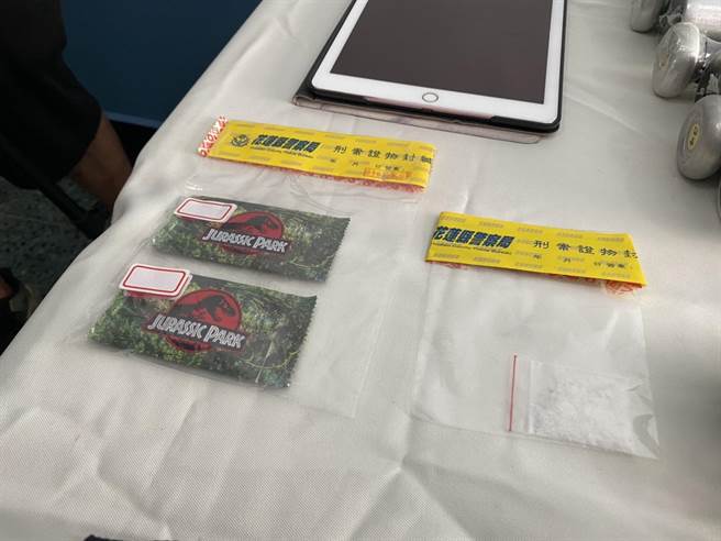 天道盟太陽會花蓮頭號打手、現年25歲的邱姓主嫌及及成員，上月28日陸續在台北市及花蓮落網，並當場搜出K他命、棍棒及查扣犯案車輛等證物。（羅亦晽攝）