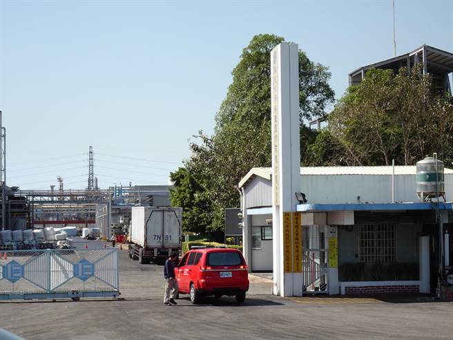 经济部工业局召集，市府环保、消防、劳检等相关单位出席林园工业区总体检行动，首日选在日前发生火灾的联成化科厂区内进行。（林宏聪摄）