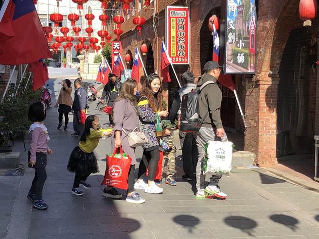 百年老景展现人文张力，吸引游客穿梭来去。（李金生摄）