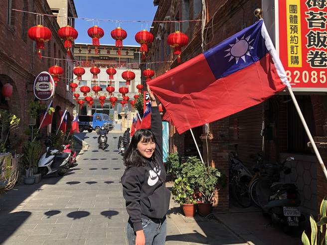 金门模范街曾以「一街两制」吸引游客慕名来访，如今街道两旁均悬挂青天白日满地红国旗，再也不见对岸的五星旗。（李金生摄）