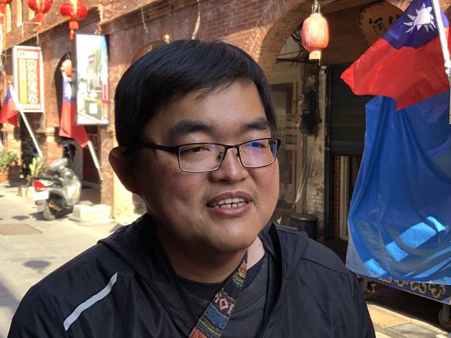 金门县林务所长钟立伟说明与金城镇公所用大红灯笼妆点模范街，打造贺岁主题老街的构想。（李金生摄）