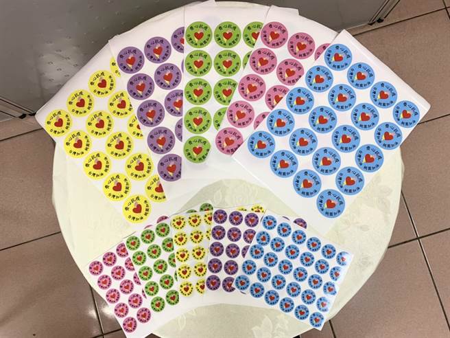 八德区户政事务所体温贴纸添抗疫标语，民眾抢索取。（图／蔡依珍传真提供）