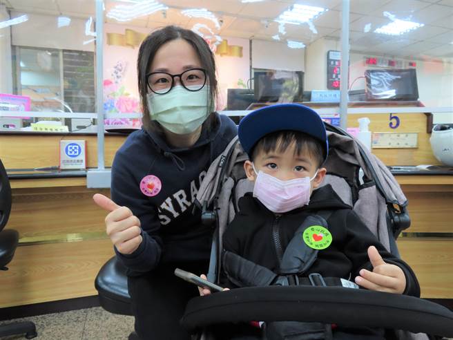 八德区户政事务所体温贴纸添抗疫标语，民眾抢索取。（图／蔡依珍传真提供）