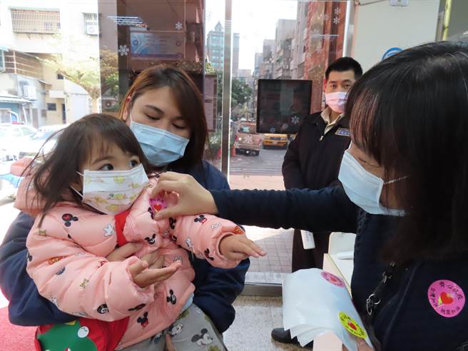 八德区户政事务所体温贴纸添抗疫标语，民眾抢索取。（图／蔡依珍传真提供）