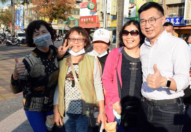 国民党主席江启臣(右)南下屏东力催反莱猪公投，且针对赵少康有意参选党主席强调，一切按照党的机制。(林和生摄)