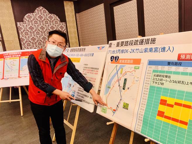 公路总局第二区养护工程处副处长陈贵芳，说明春节替代道路规画情形。（廖志晃摄）