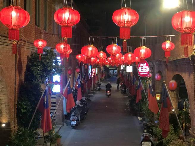 大红灯笼高高挂，红砖老街更加洋溢年节气氛。（李金生摄）