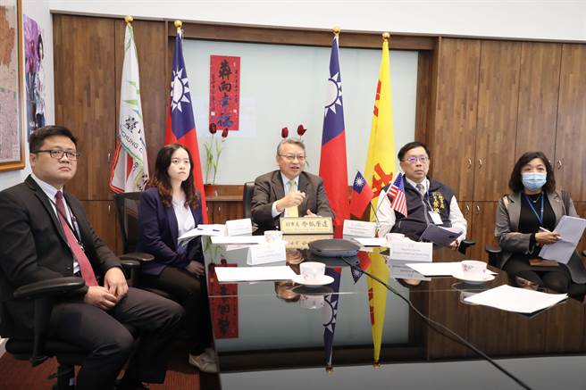 台中市副市长令狐荣达透过视讯参与，库市以科技重镇闻名国际，被誉为「硅谷的心臟」，而台中是精密机械、工具机等生产重镇，期望未来疫情控制后，双方进一步深化交流。（台中市府提供／卢金足台中传真）