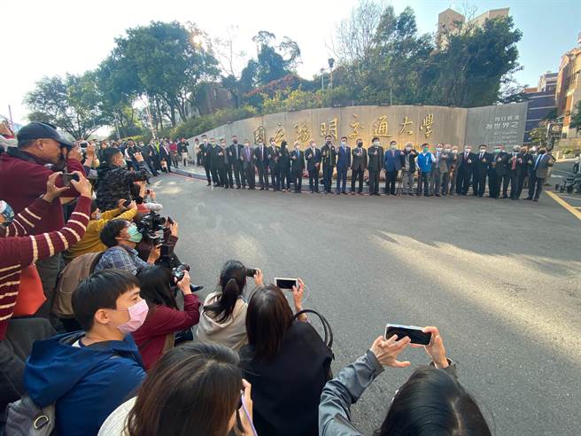 国立阳明大学与国立交通大学2月1日正式合併为国立阳明交通大学，吸引大批学生补捉珍贵歷史画面。（陈育贤摄）