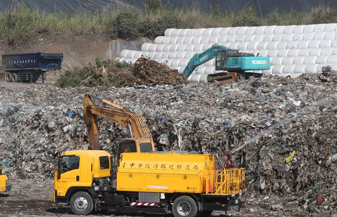 台中市府规划8千万元预算，从去年6月起将露天垃圾打包密封，不仅减少火灾发生，也可有效减少臭味及环境污染。（黄国峰摄）