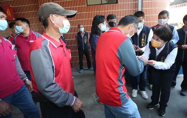 慰问清洁队员的辛劳，台中市长卢秀燕1日前往大里清洁队，发加菜金，并一一发小红包。（黄国峰摄）