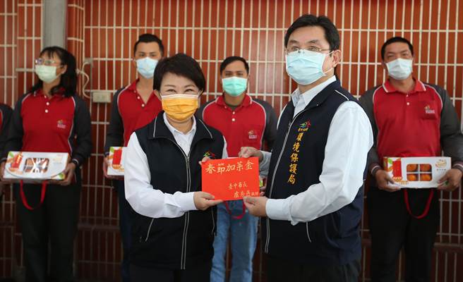 慰问清洁队员的辛劳，台中市长卢秀燕1日前往大里清洁队，发15万加菜金。（黄国峰摄）