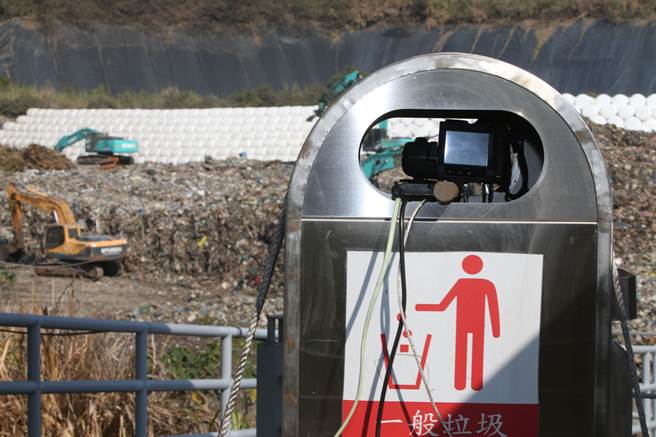 由于露天垃圾掩埋场容易高温失火，环保局还自行研发、可24小时监控温度的「远端即时温度监控」系统，随时监测温度，採取相关措施。（黄国峰摄）