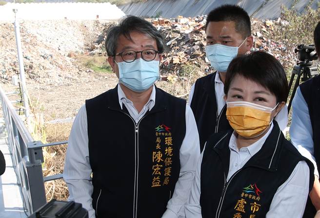 台中市长卢秀燕，1日视察大里掩埋场垃圾打包暂置管理情形，指出垃圾打包，可减少火灾发生，并减少臭味及环境污染。（黄国峰摄）