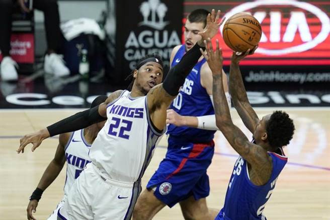 国王队中锋Richaun Holmes(左)阻止快艇队Lou Williams投篮。（美联社资料照）