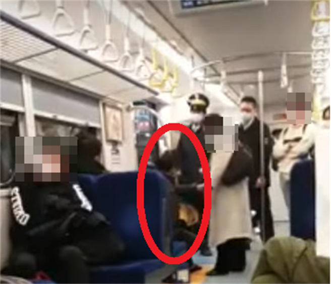 台铁台北车站昨（31日）深夜发生民眾擅闯，在车上大闹，拒绝配合量测体温，红圈处为闹事男子。（翻摄爆料公社网站）