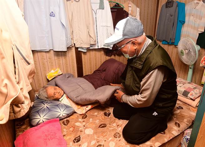 84歲林阿公獨力照顧90歲半癱妻子，無怨無悔。（莊哲權攝）   