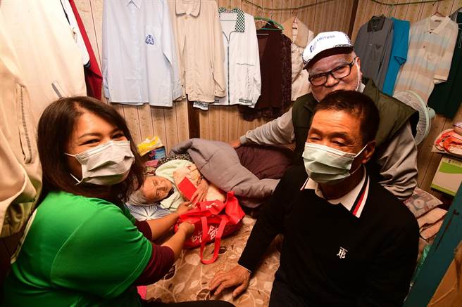 ▲84歲林阿公獨力照顧90歲半癱妻子，市長張國洲與創世基金會人員前往致贈年禮及春節紅包。（莊哲權攝）   